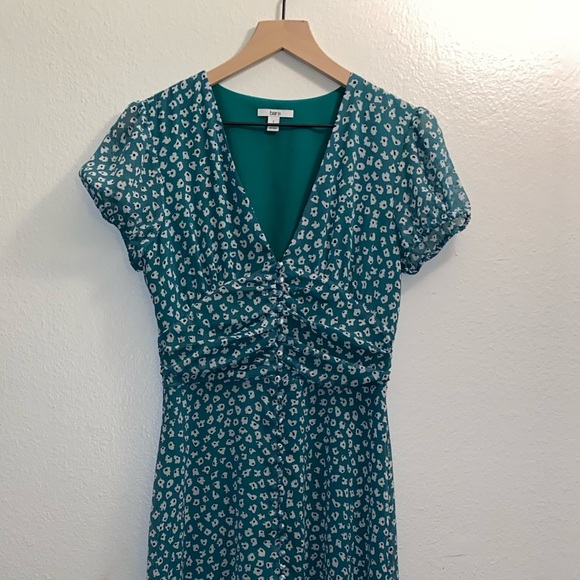 Beautiful dress - Picture 3 of 3